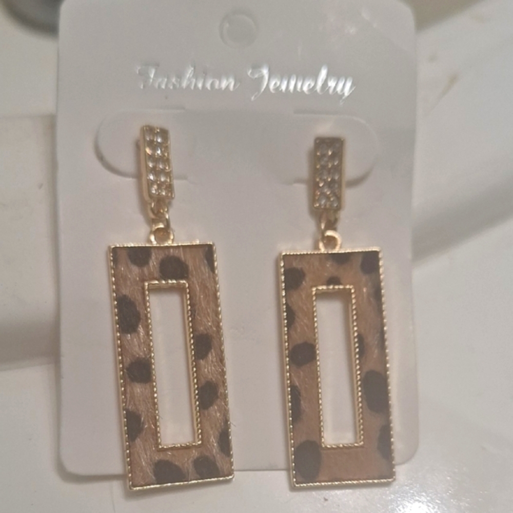 Elegant Gold and Black Fashion Earrings
